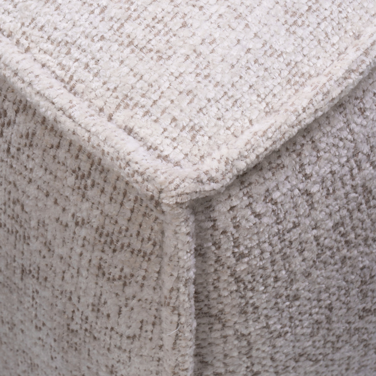 Pufa Brick 94x40 cm w stylu nowoczesnym – zbliżenie na detale i fakturę