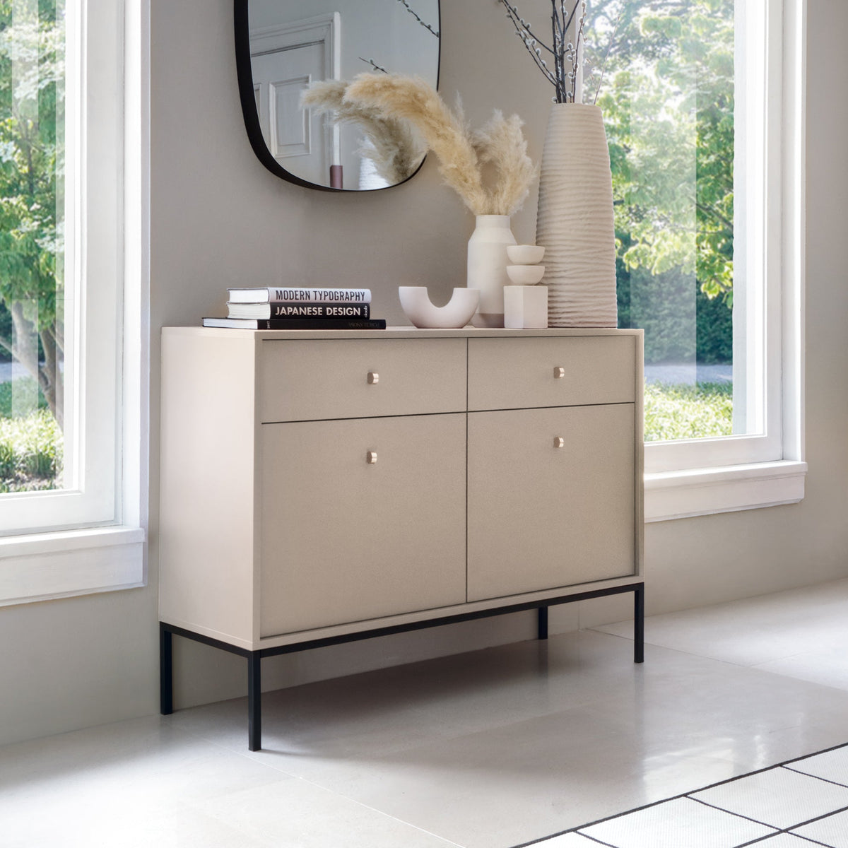Komoda Kviat 104x84 w stylu vintage – w aranżacji wnętrza