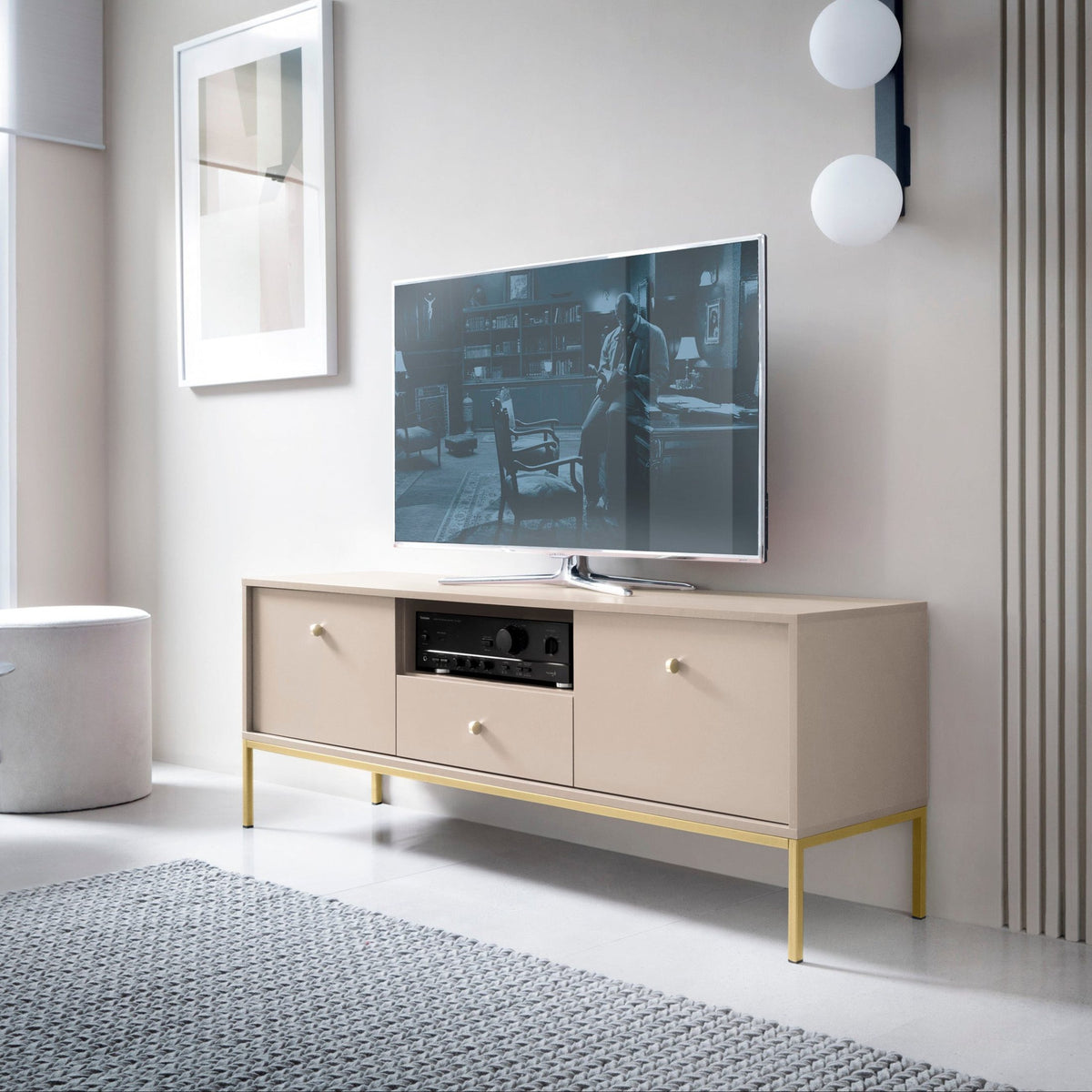 Szafka RTV Kviat pod telewizor 154x57 w stylu vintage – w aranżacji wnętrza