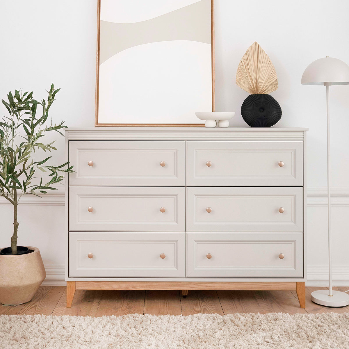 Komoda Serena 136x100 z 6 szufladami w stylu modern classic – w aranżacji wnętrza