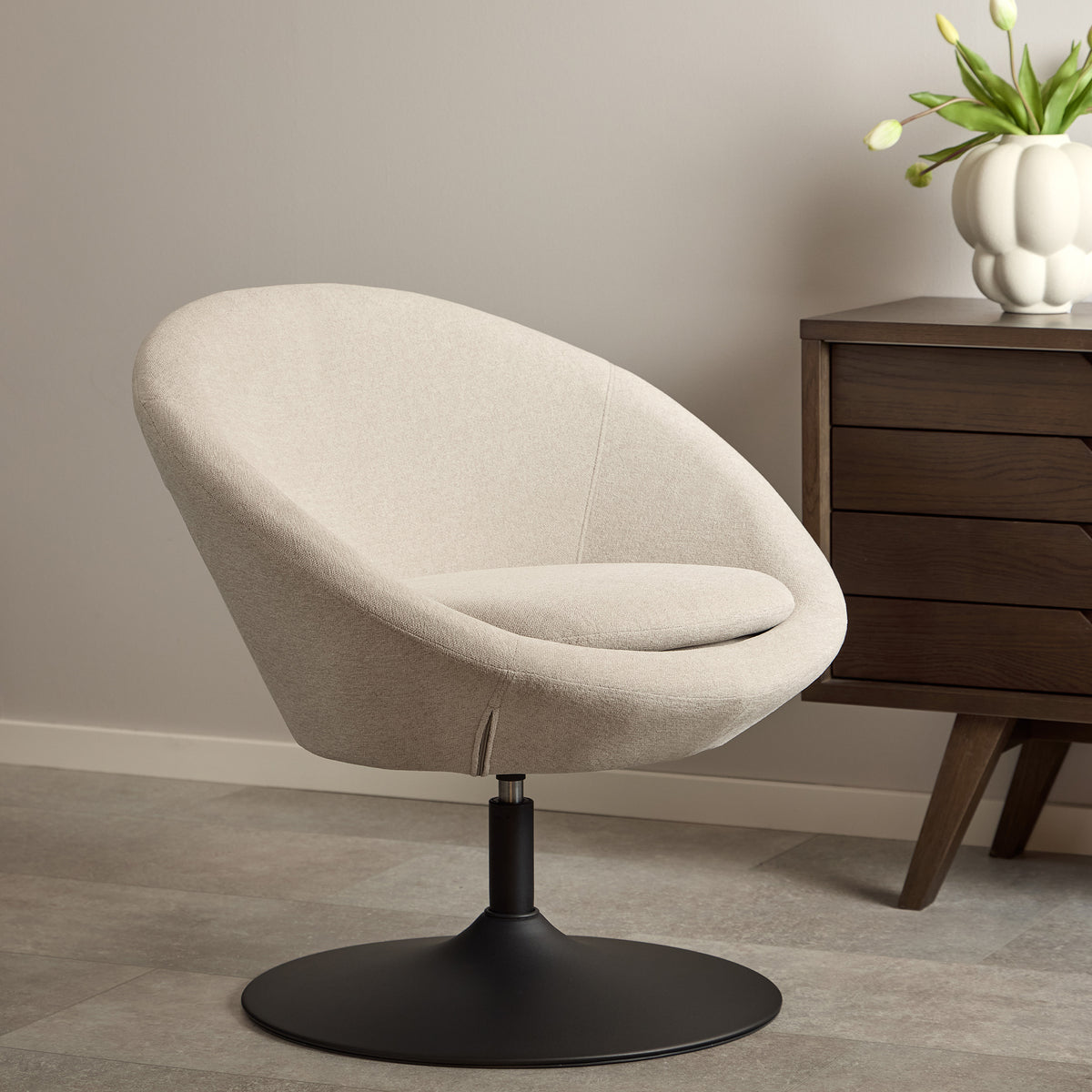 Fotel Otulo do relaksu obrotowy w stylu soft – w aranżacji wnętrza