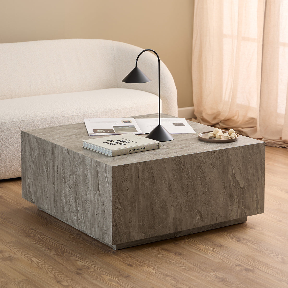 Stolik kawowy do salonu Quadrato 90x42 w stylu minimalistycznym – w aranżacji wnętrza