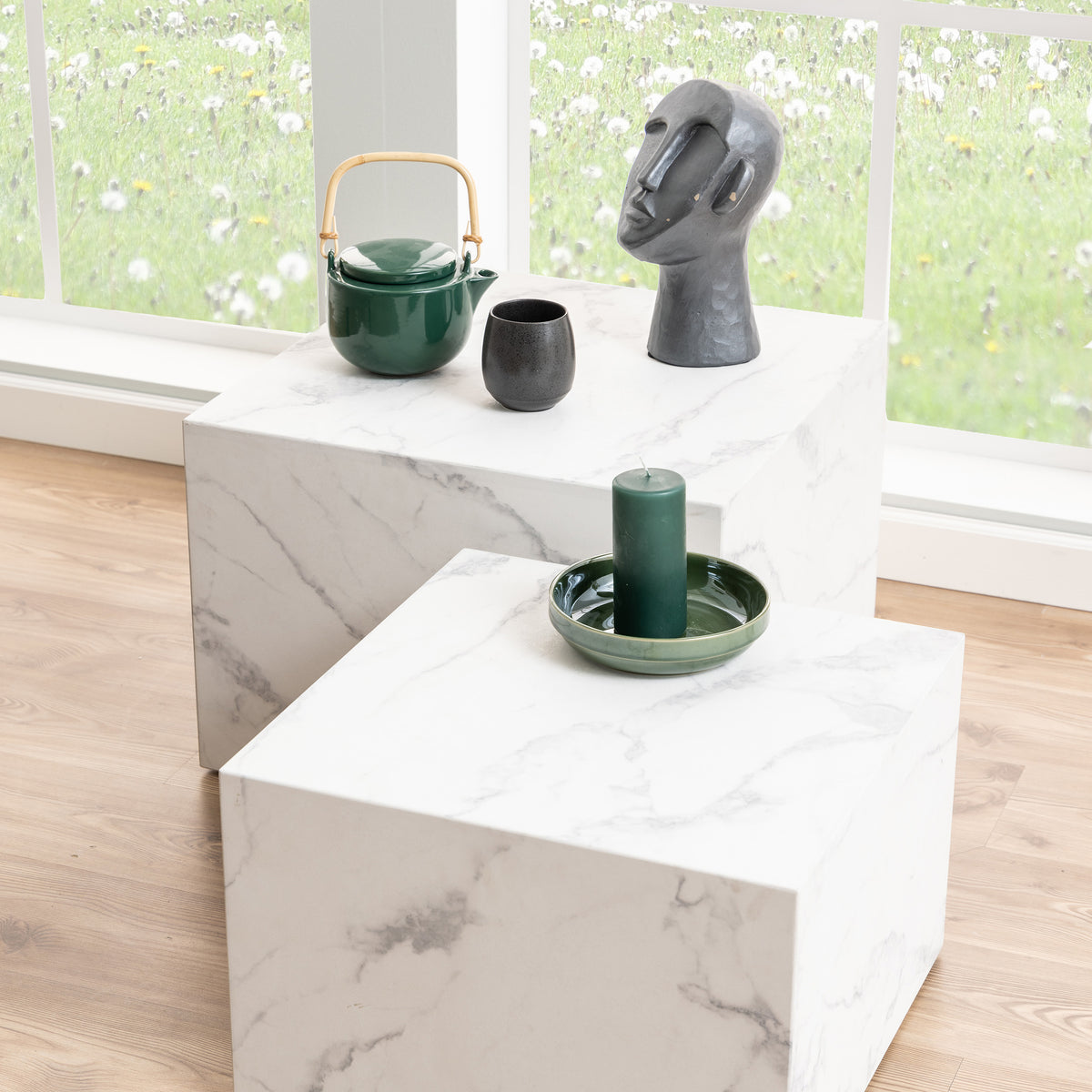 Zestaw dwóch stolików kawowych do salonu w stylu modern organic – model Quadrato – w aranżacji wnętrza