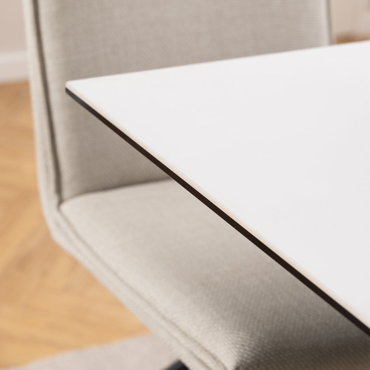 Stół Oryss do jadalni 135x80 w stylu nowoczesnym – w aranżacji wnętrza