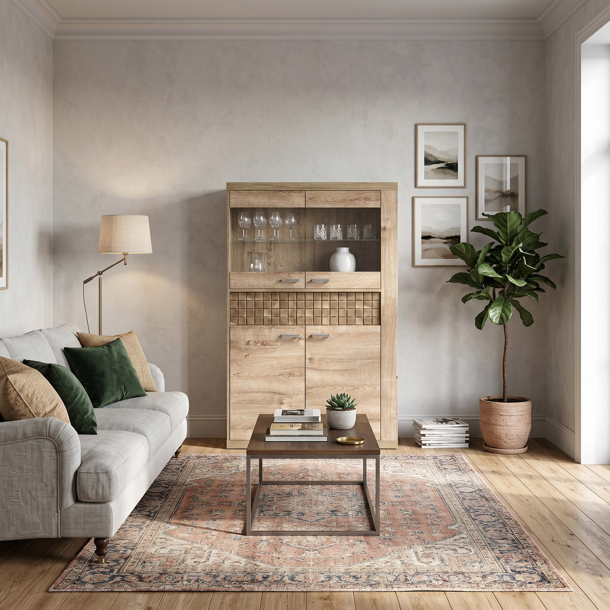 Witryna Korin 102x160 w salonie z szarą sofą i dywanem w orientalne wzory – witryna do salonu z kieliszkami