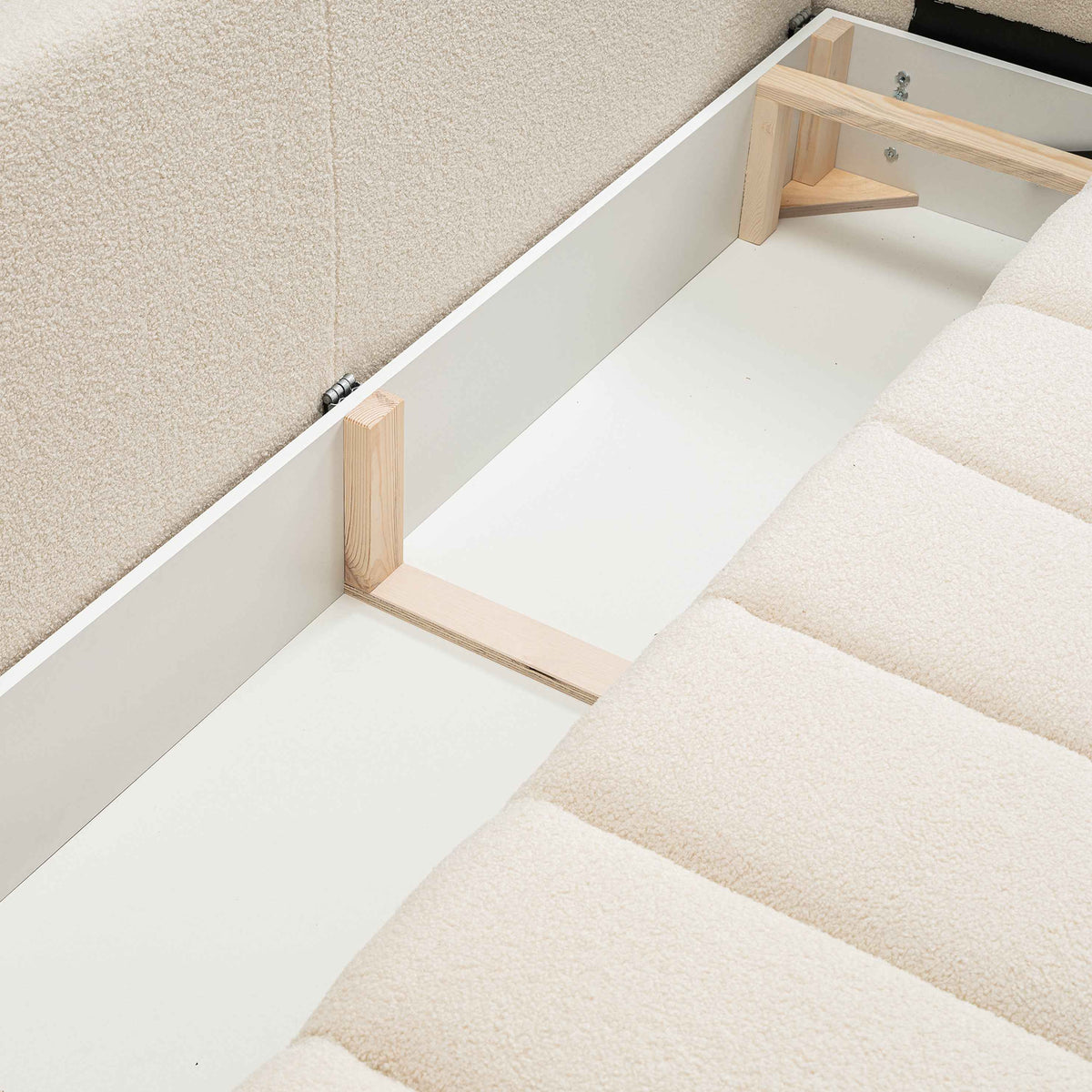 Sofa Baloa 3-osobowa z funkcją spania 144x200 w stylu skandynawskim – zbliżenie na detale i fakturę