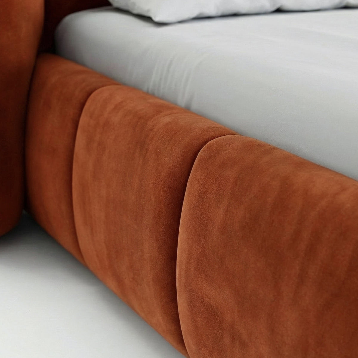 Łóżko tapicerowane Ventara pikowane z pojemnikiem w stylu soft modern – zbliżenie na detale i fakturę