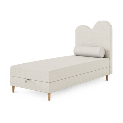 Łóżko dziecięce Mellia 90x160 i 90x180 kontynentalne z falowanym zagłówkiem i pojemnikiem w stylu soft modern – widok pod kątem | Pillovely