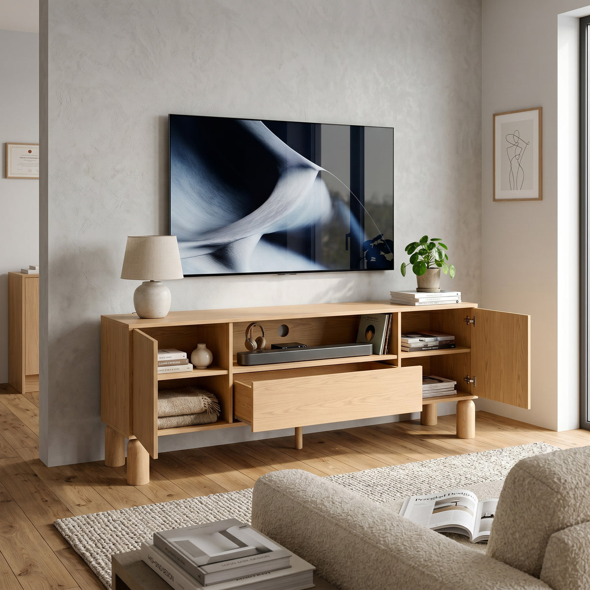 Szafka RTV pod telewizor Fjord 160x62 z pojemnymi schowkami w stylu skandynawskim – w aranżacji wnętrza