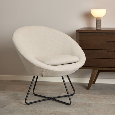 Otulo Armchair with Contoured Backrest, Modern Style – in a room setting