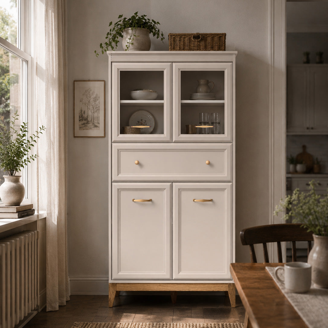 Witryna do salonu Serena 92x151 przeszklona w stylu modern classic – w aranżacji wnętrza