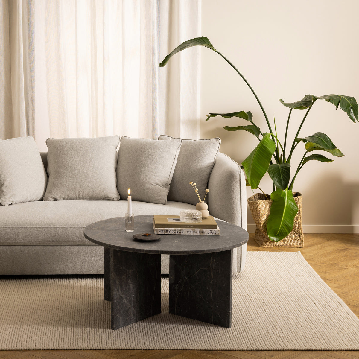 Plaris Round Coffee Table Ø90 cm, Elegant Style – in a room setting