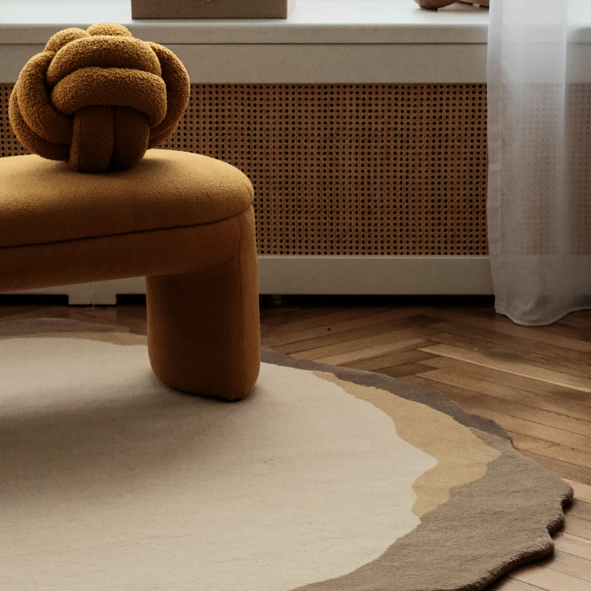 Groti Round Rug, Hand-tufted Wool with a Bold Border in Classic Style – photo 3