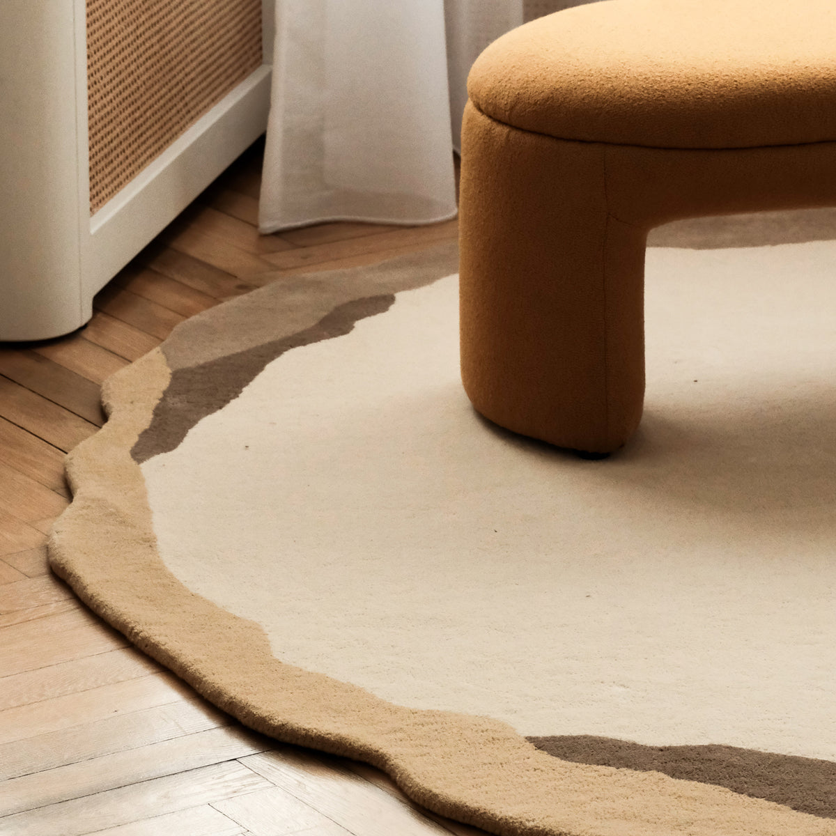 Groti Round Rug, Hand-tufted Wool with a Bold Border in Classic Style – photo 4