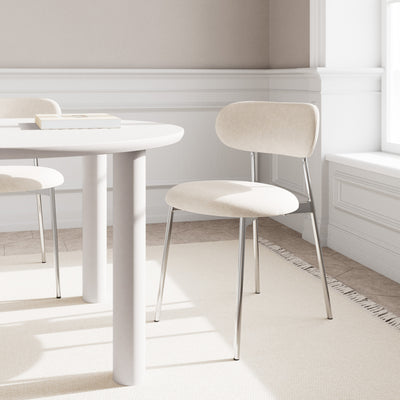 Dotto 47x79 Sand chairs around a white round table in a bright dining room with a window – retro-style chairs