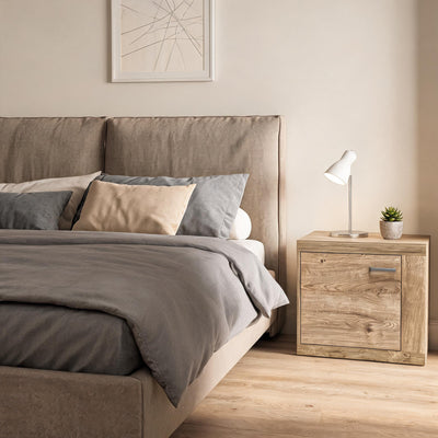 Szafka nocna Korin 57x51 przy beżowym łóżku z lampką i sukulentem – szafka nocna do sypialni w stylu boho