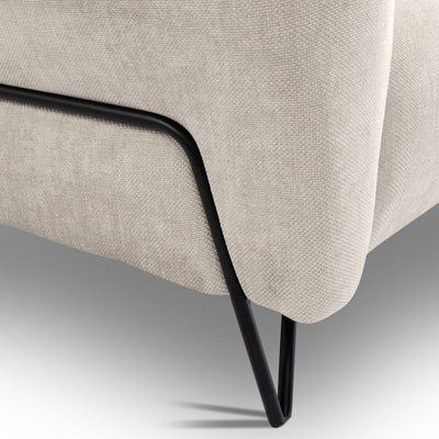Sofa Nellia 3-osobowa do salonu w stylu soft, tkanina Storm – zbliżenie na detale i fakturę
