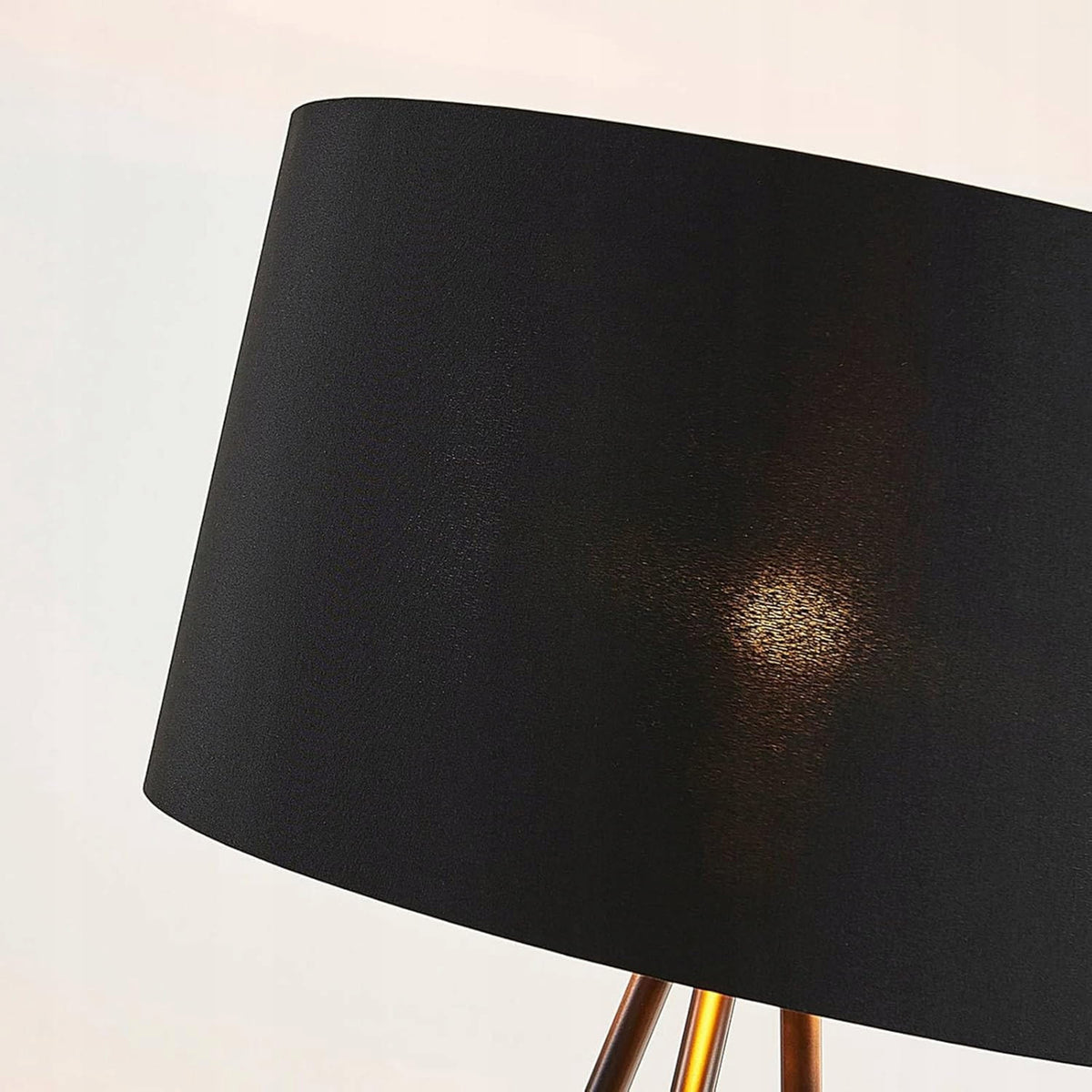 Lampa Aureno podłogowa na trójnogu z abażurem w stylu eleganckim – zbliżenie na detale i fakturę