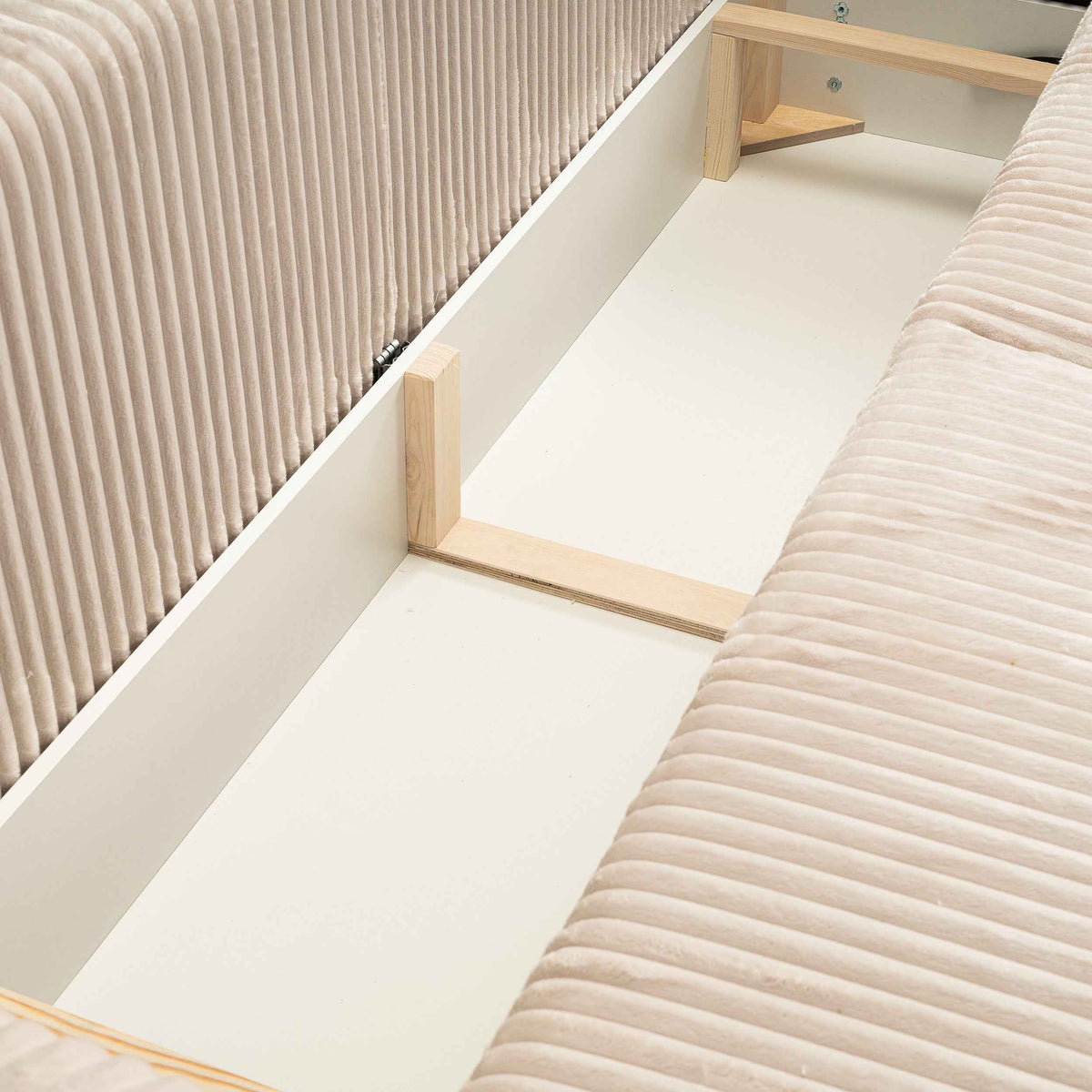 Sofa Alloro 3-osobowa z funkcją spania 145x200 z pojemnikiem w stylu nowoczesnym – zbliżenie na detale i fakturę